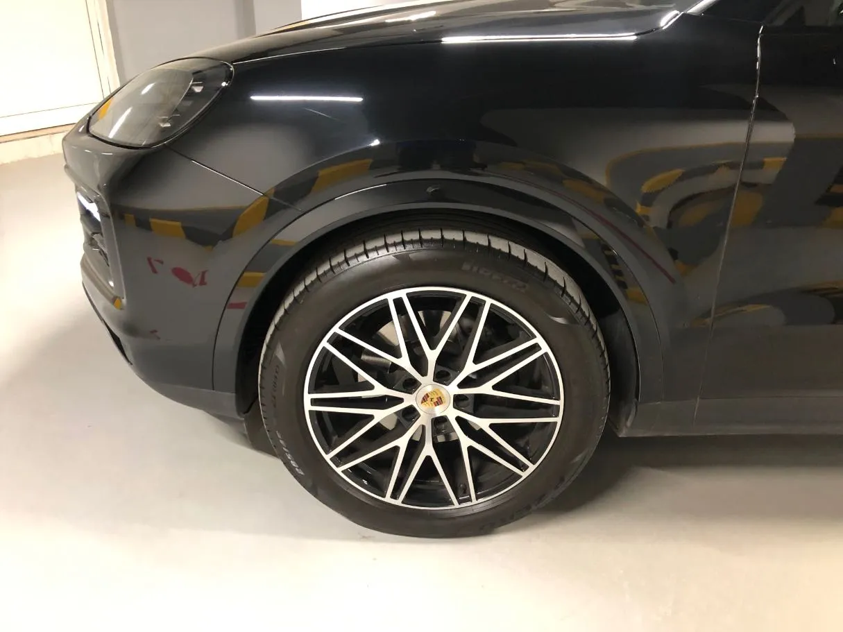 Car image 9