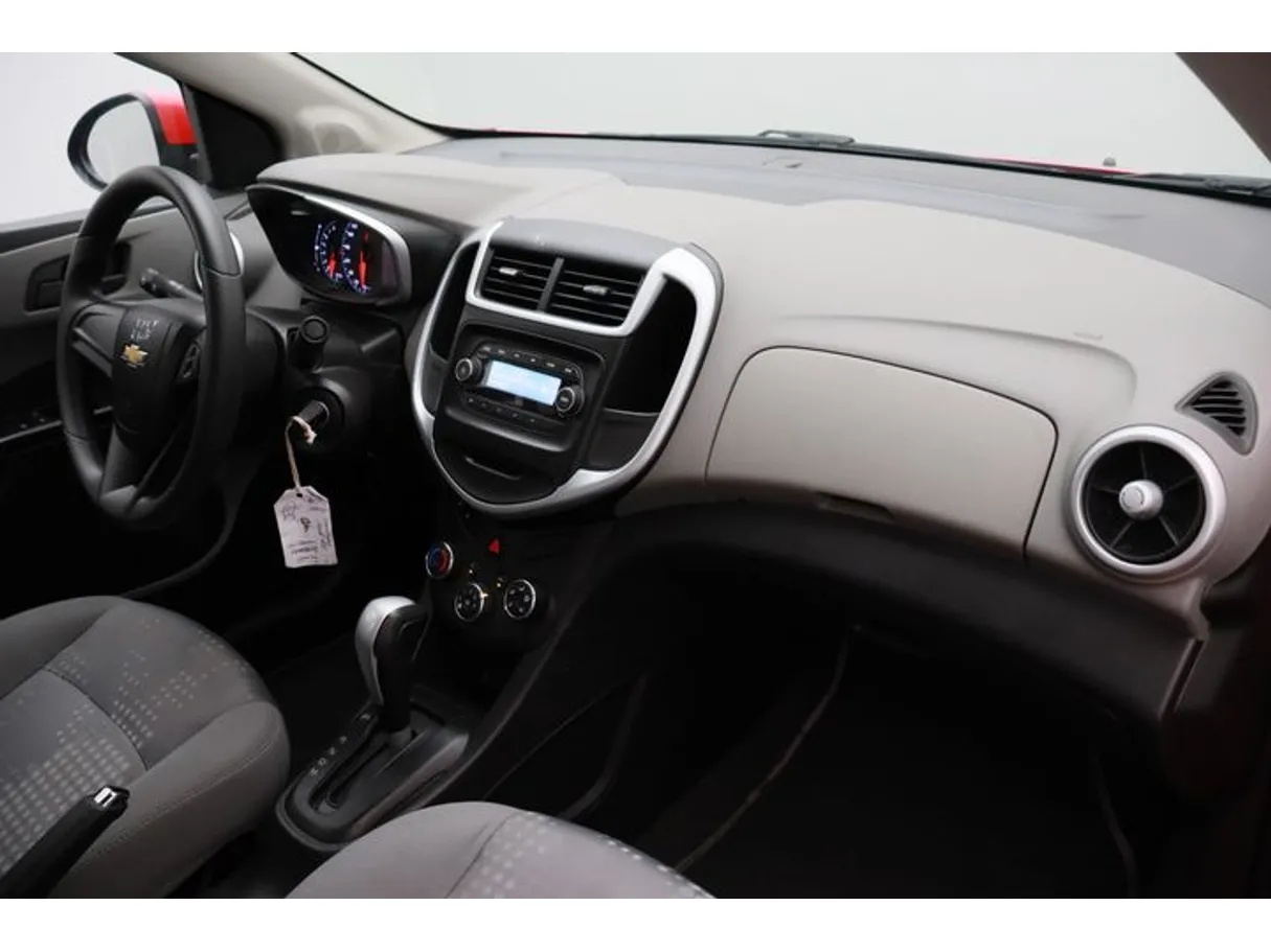 Car image 10