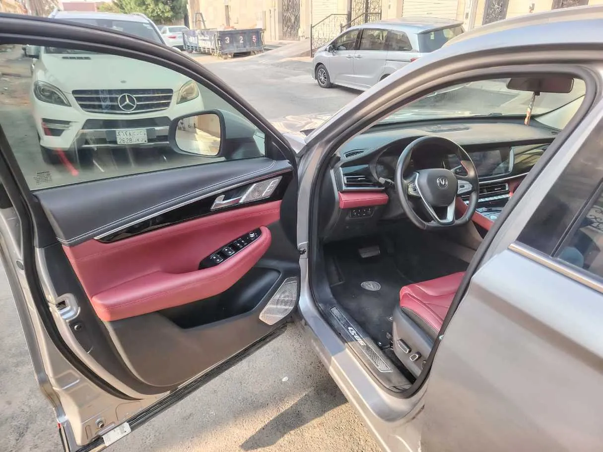 Car image 12