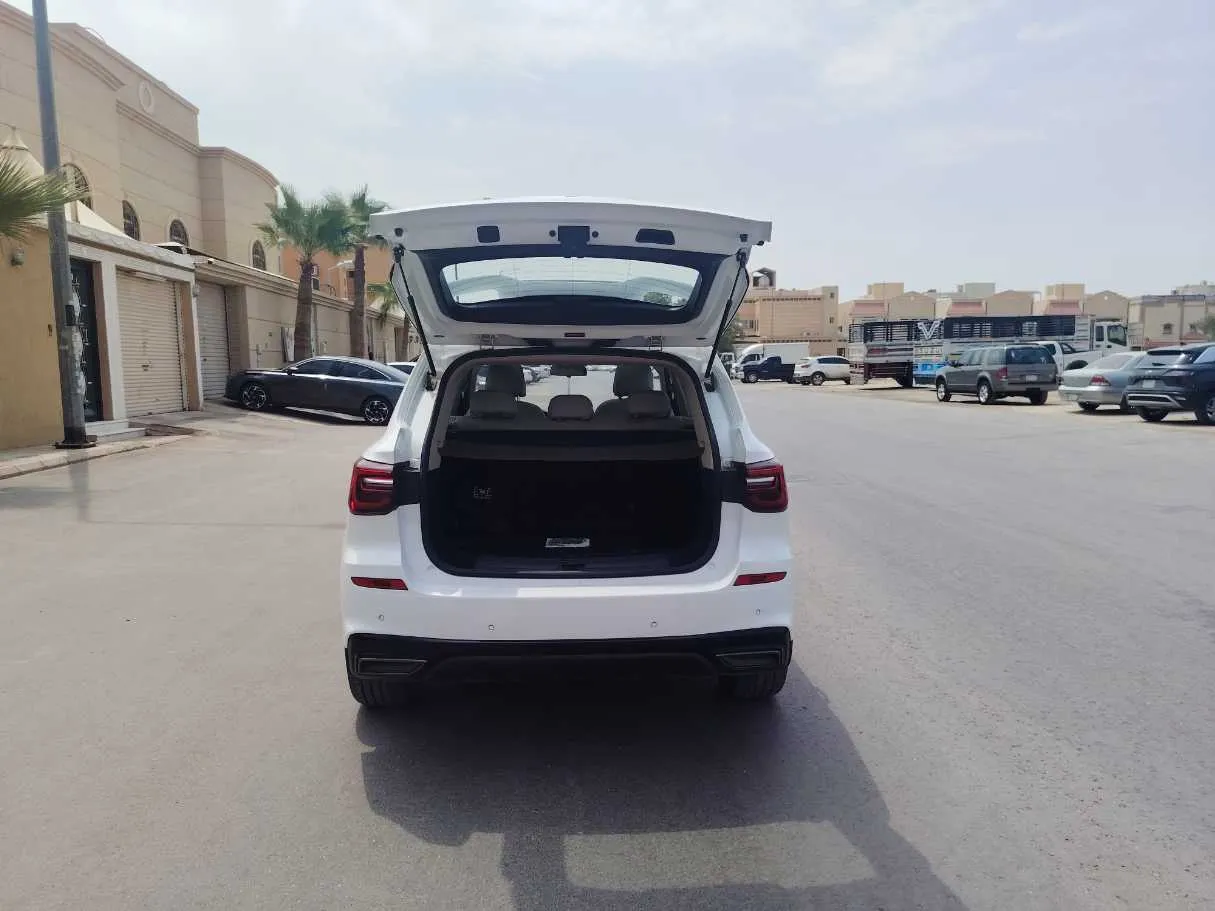 Car image 24