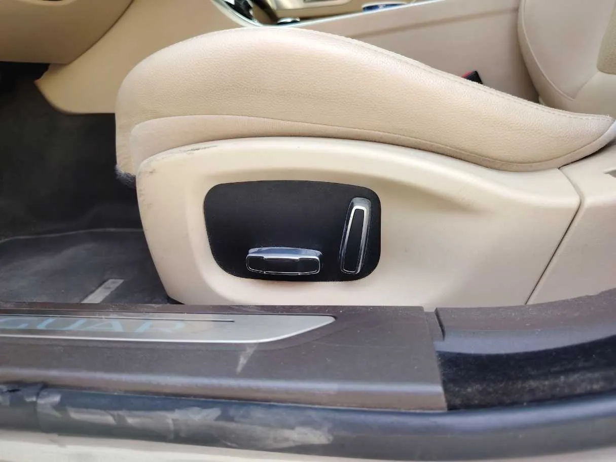 Car image 30