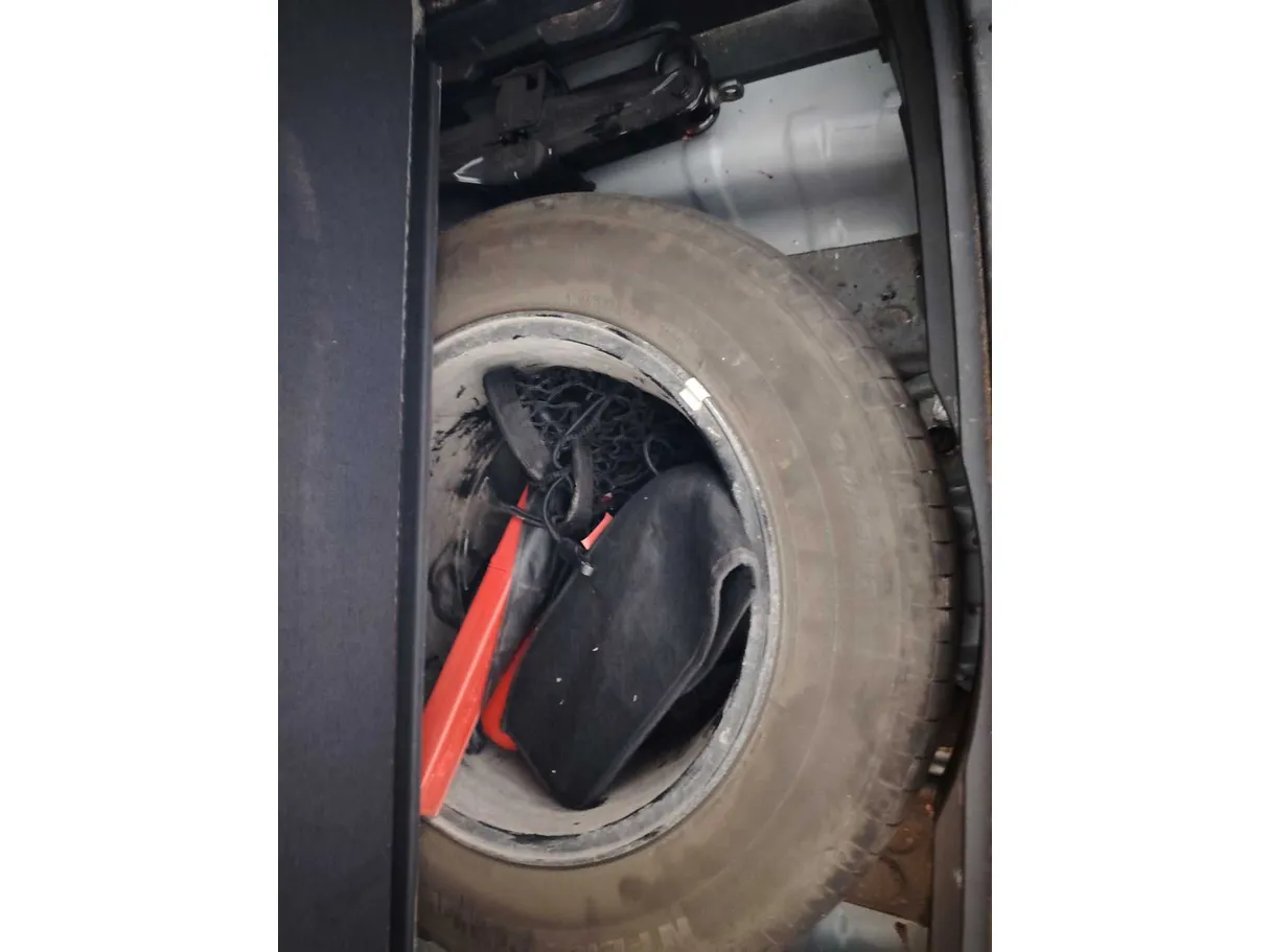 Car image 30