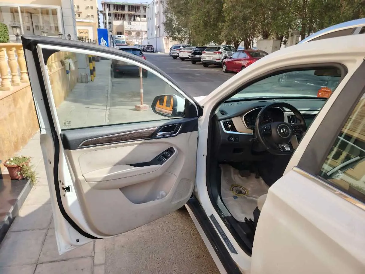 Car image 12