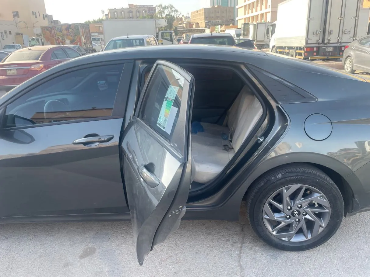 Car image 14