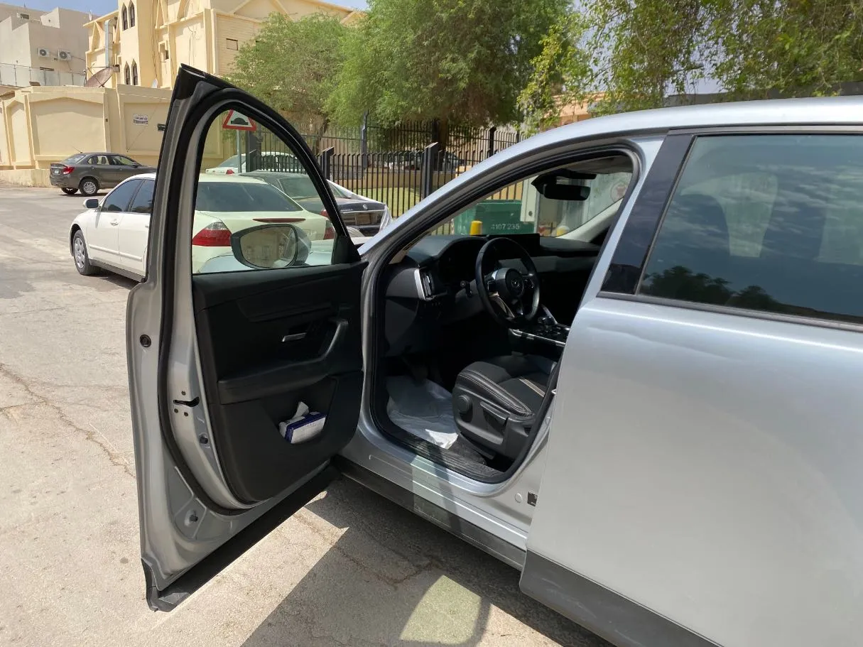 Car image 10