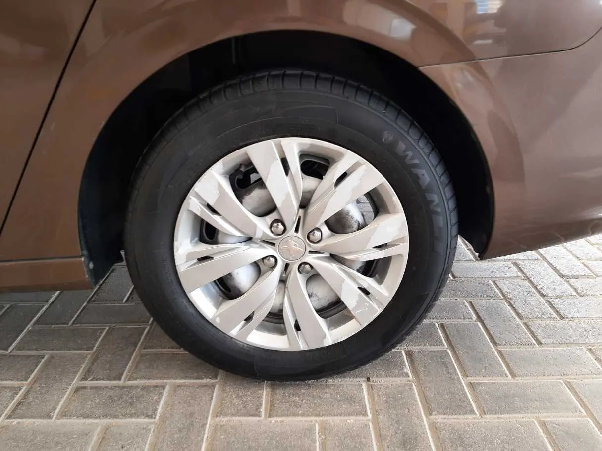 Car image 9