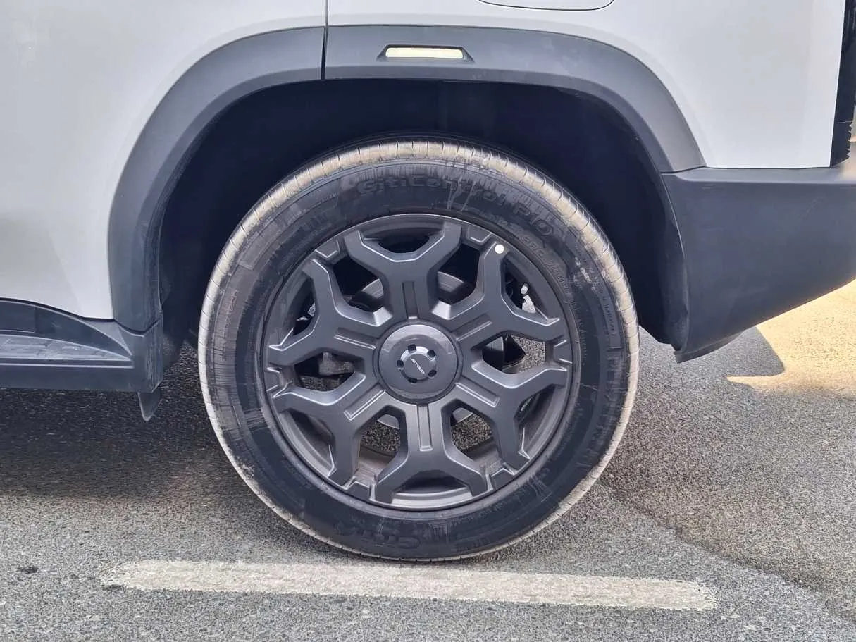 Car image 9