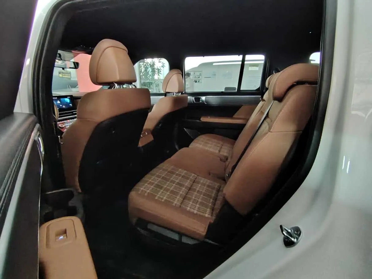 Car image 18