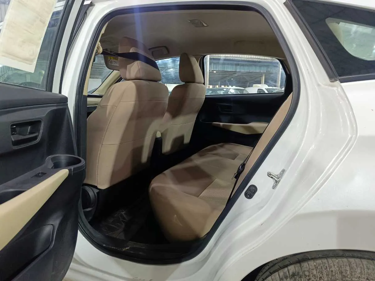 Car image 18