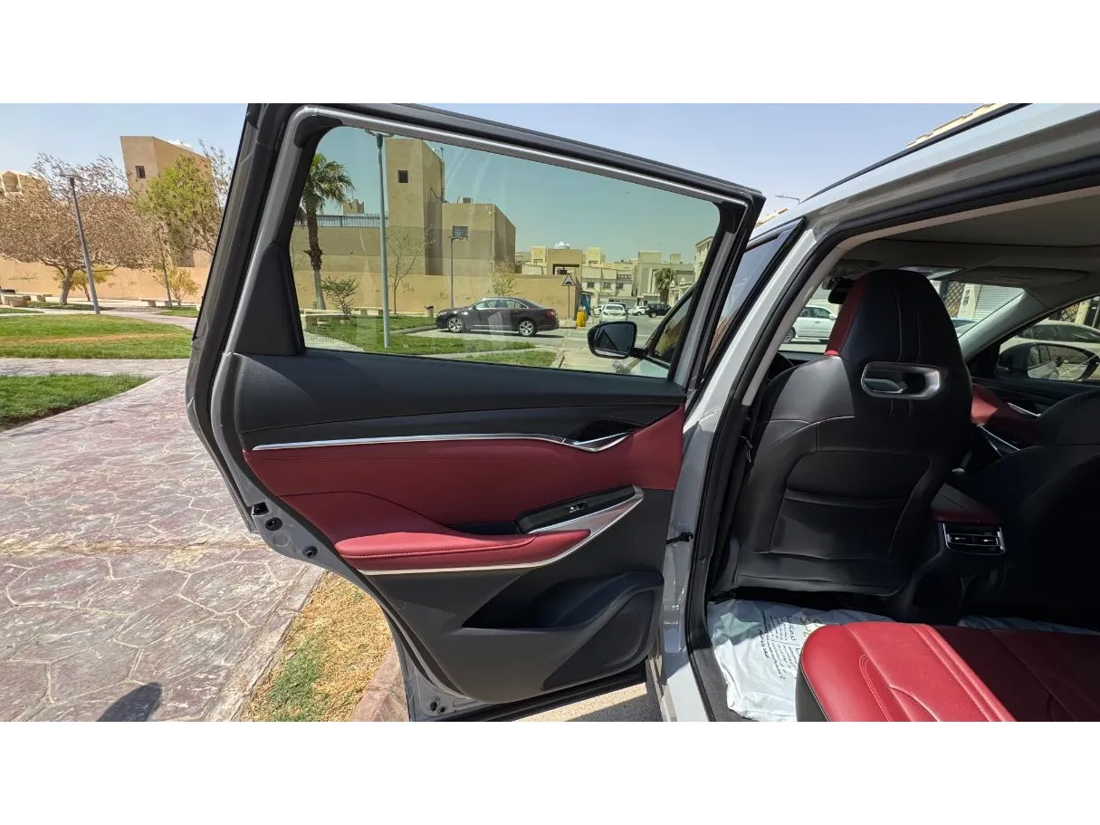 Car image 11