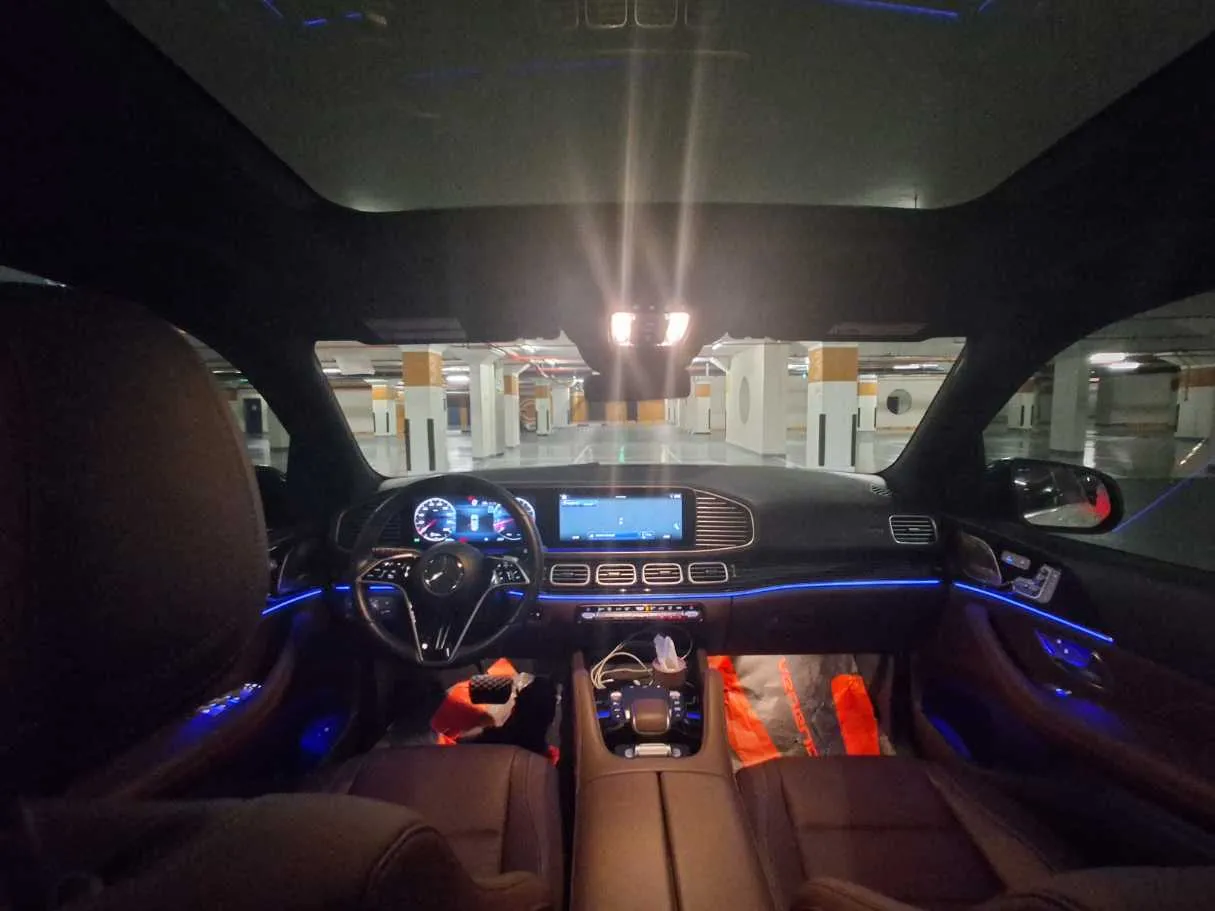Car image 18