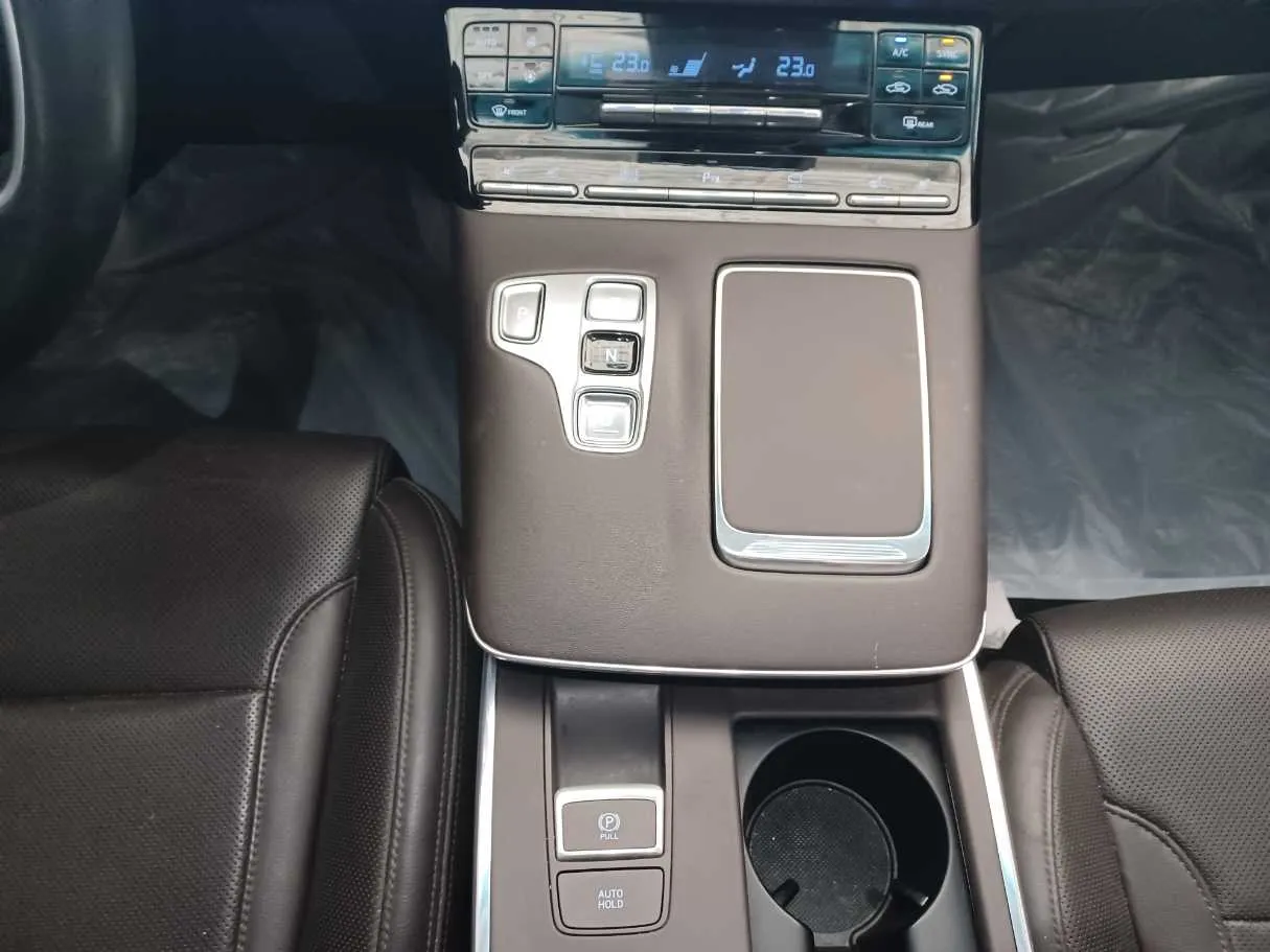 Car image 10
