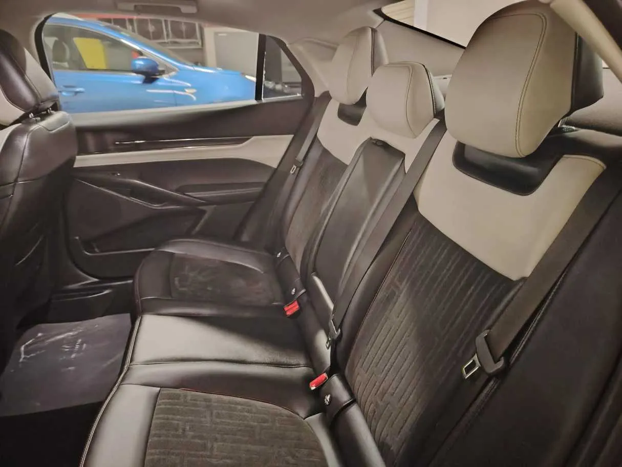 Car image 19