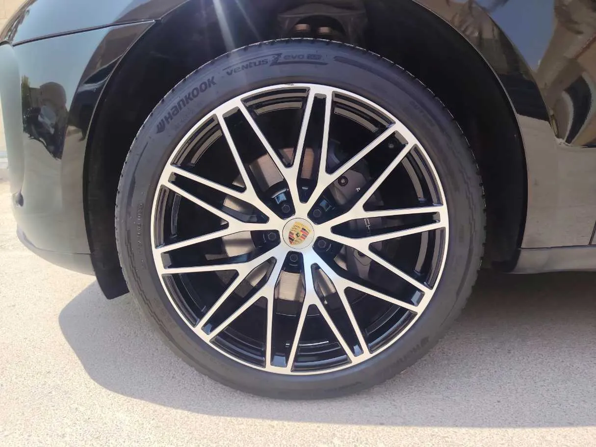 Car image 10