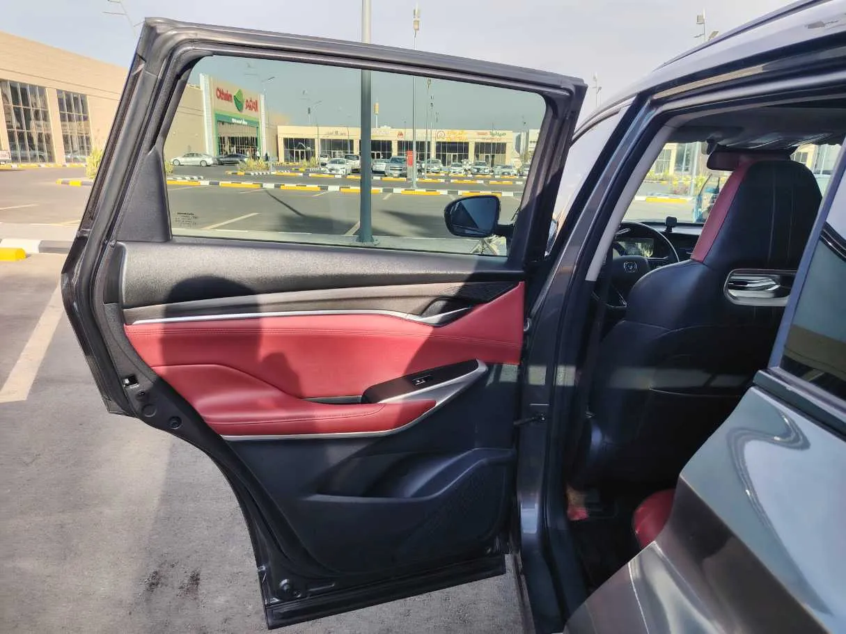 Car image 13