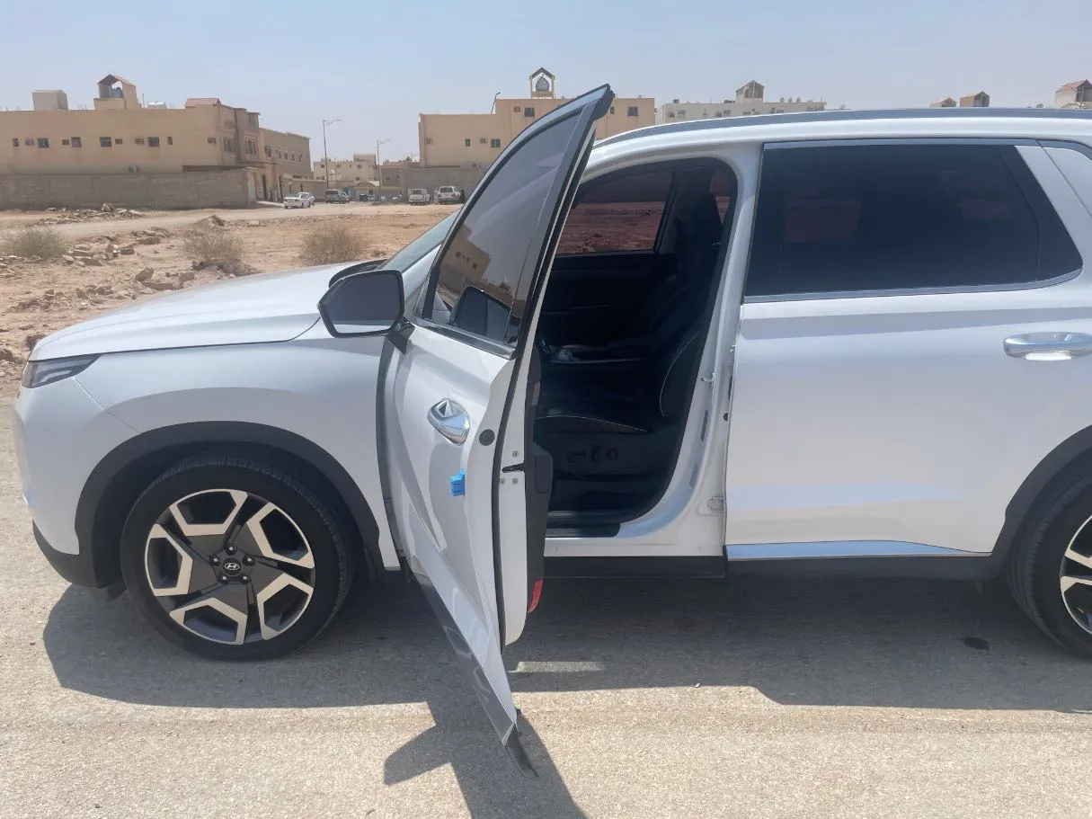 Car image 12