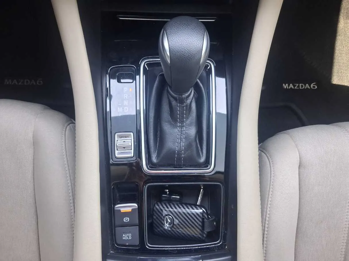 Car image 17