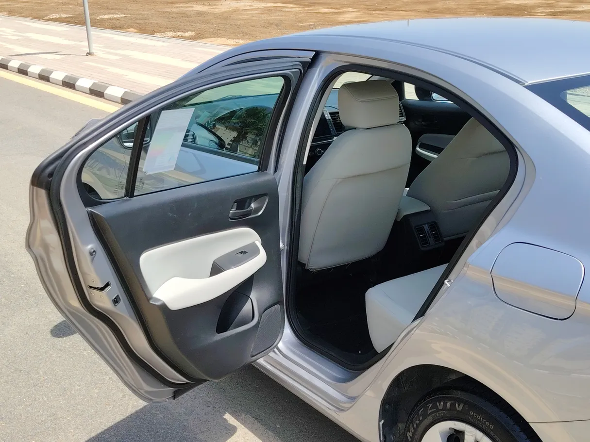Car image 14