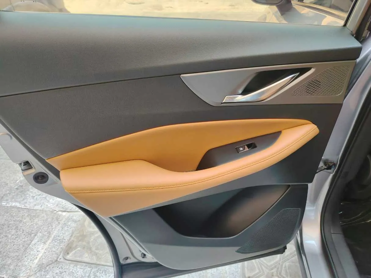 Car image 27