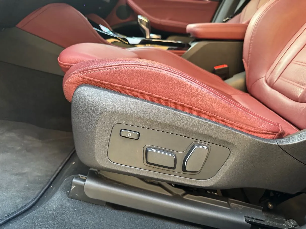 Car image 25