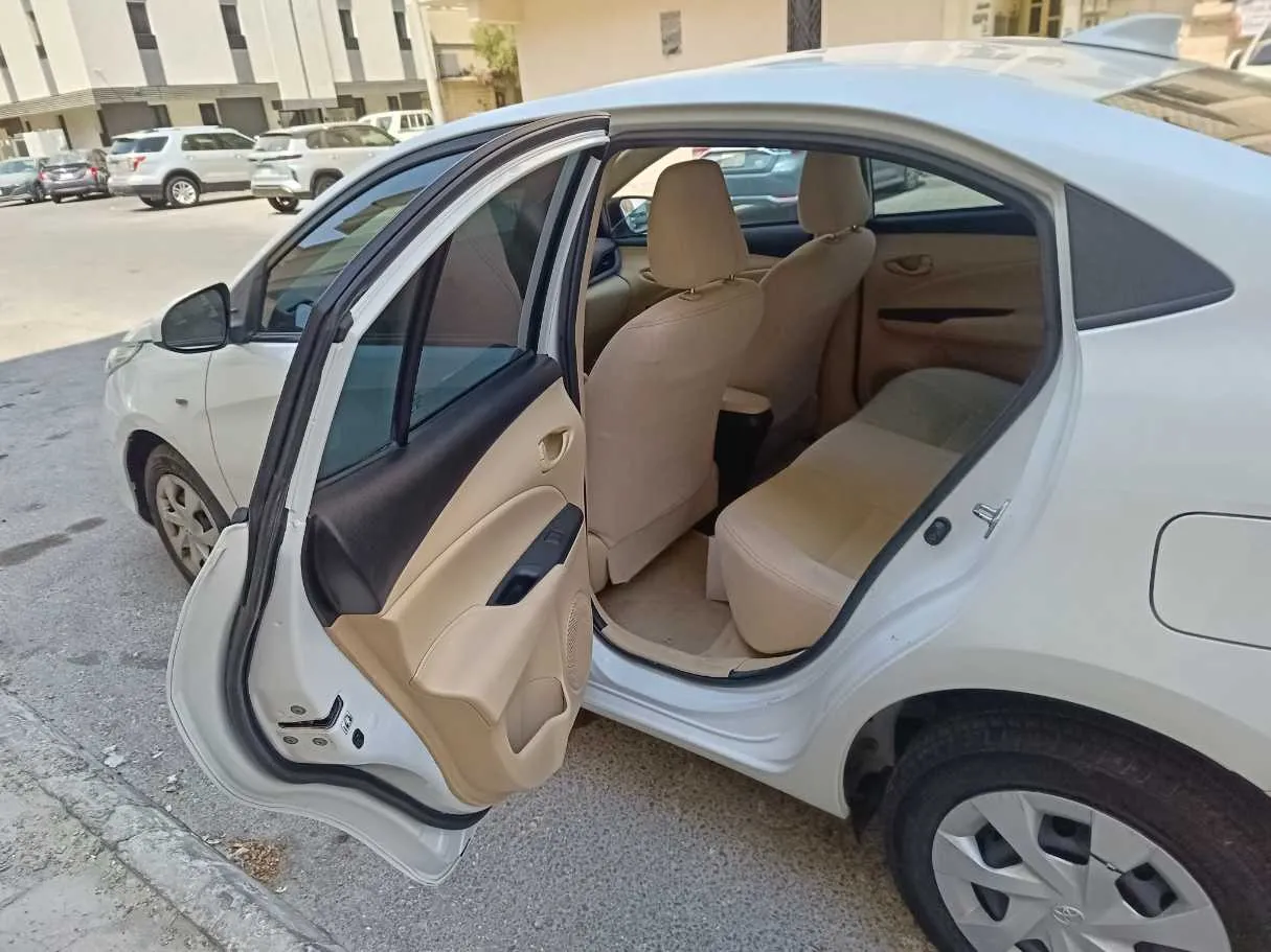 Car image 14