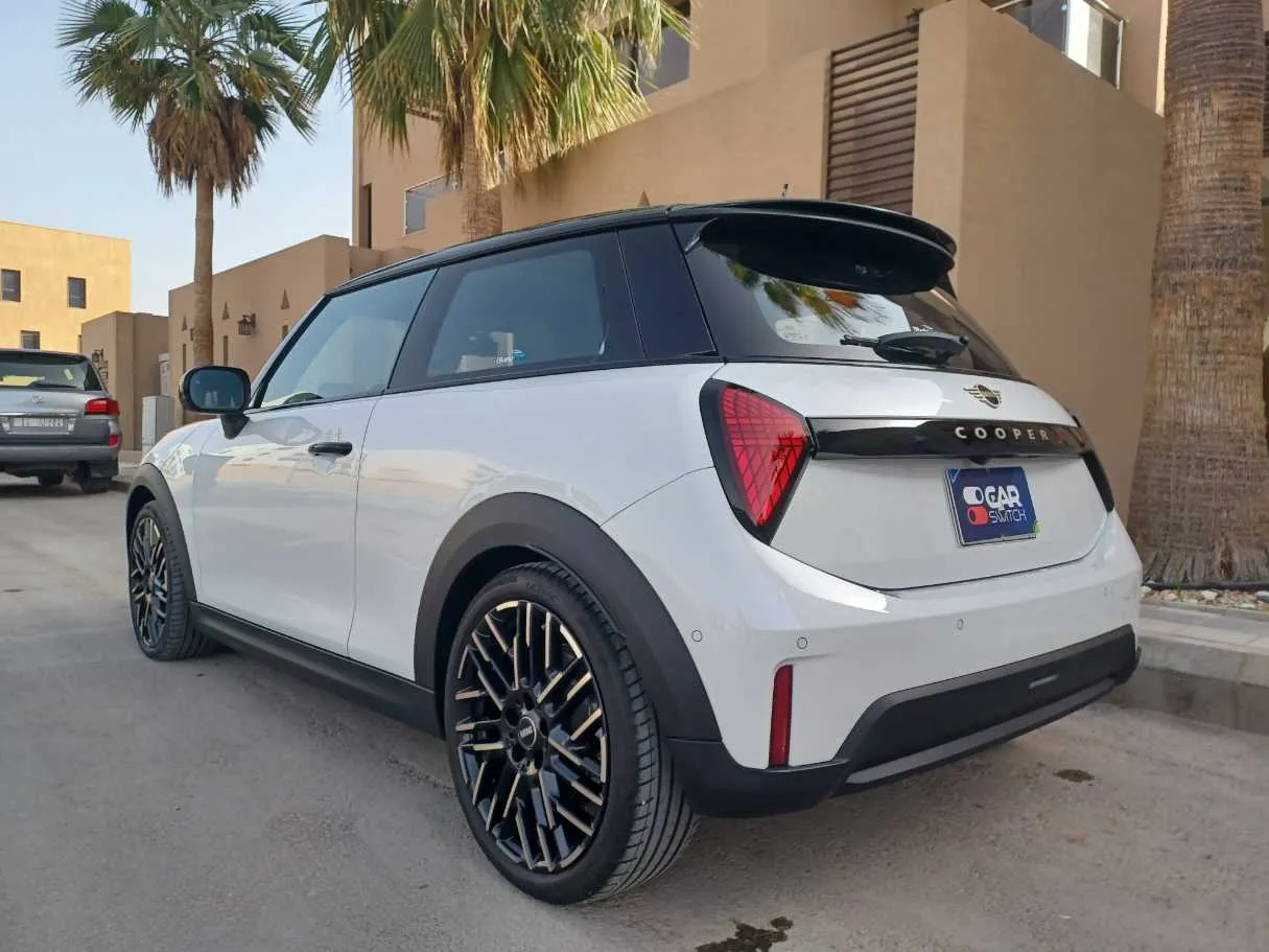 Car image 7