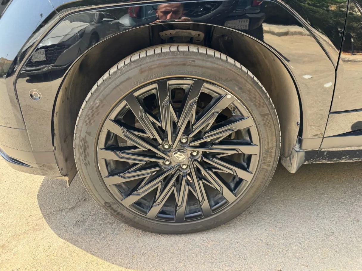 Car image 9