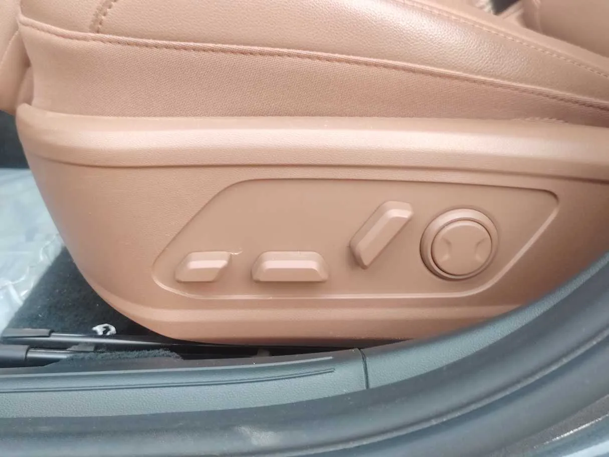 Car image 32