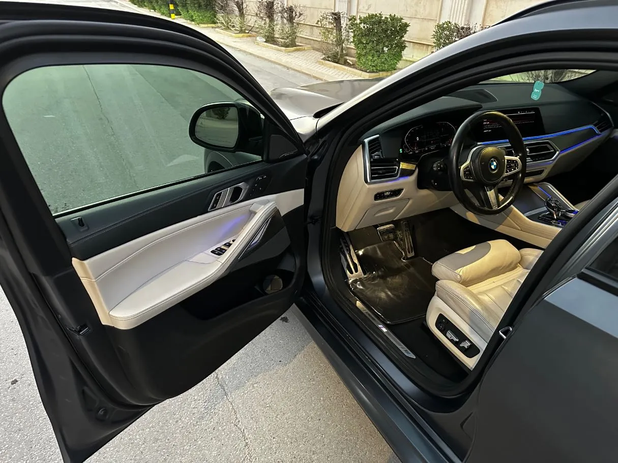 Car image 10