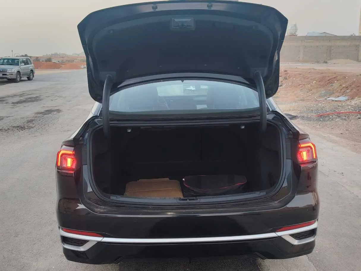 Car image 26