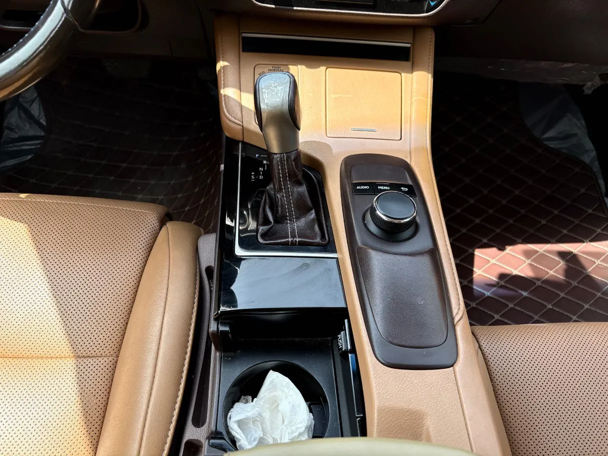 Car image 19