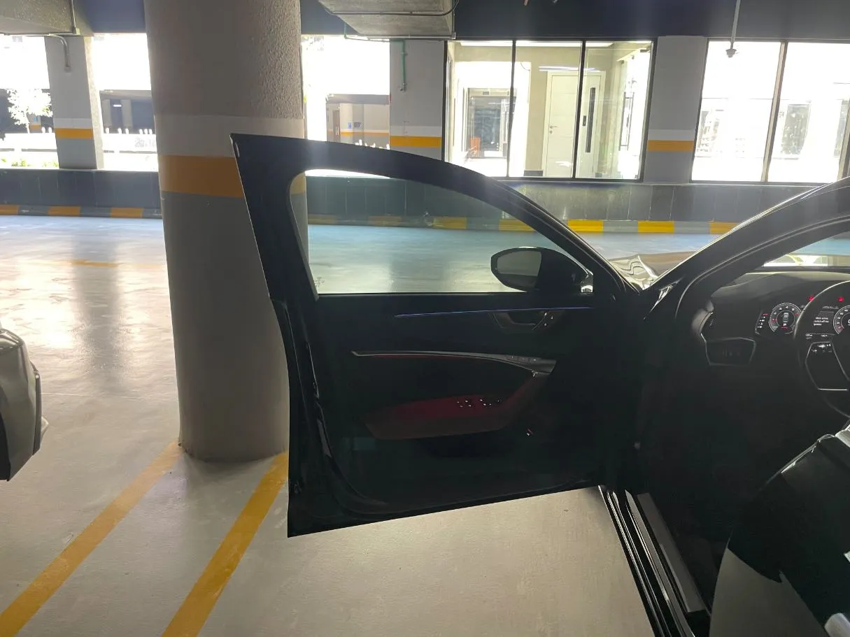 Car image 10