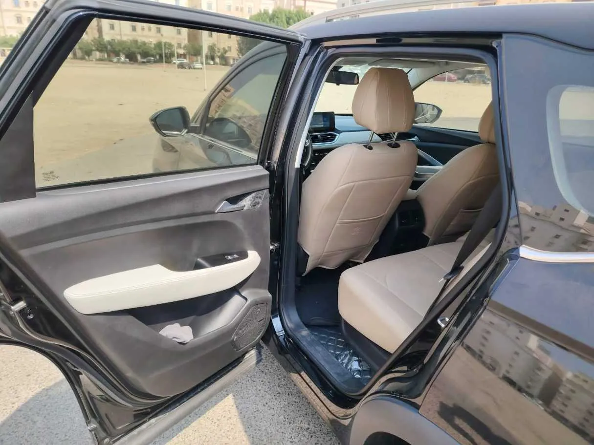 Car image 13