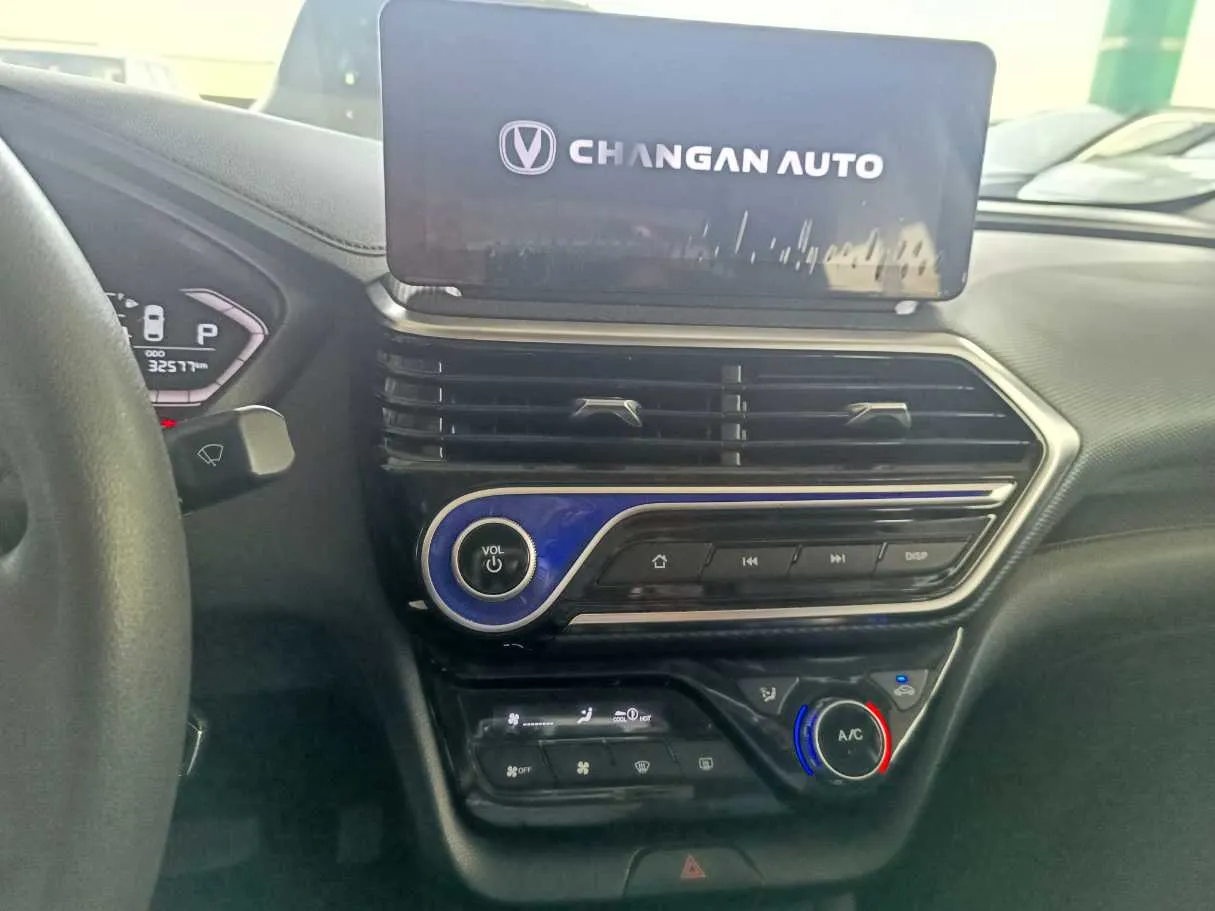 Car image 17