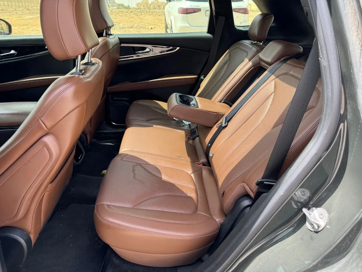 Car image 14