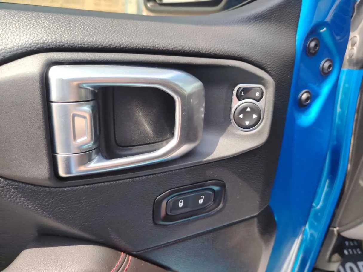 Car image 24