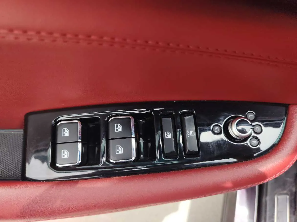 Car image 26