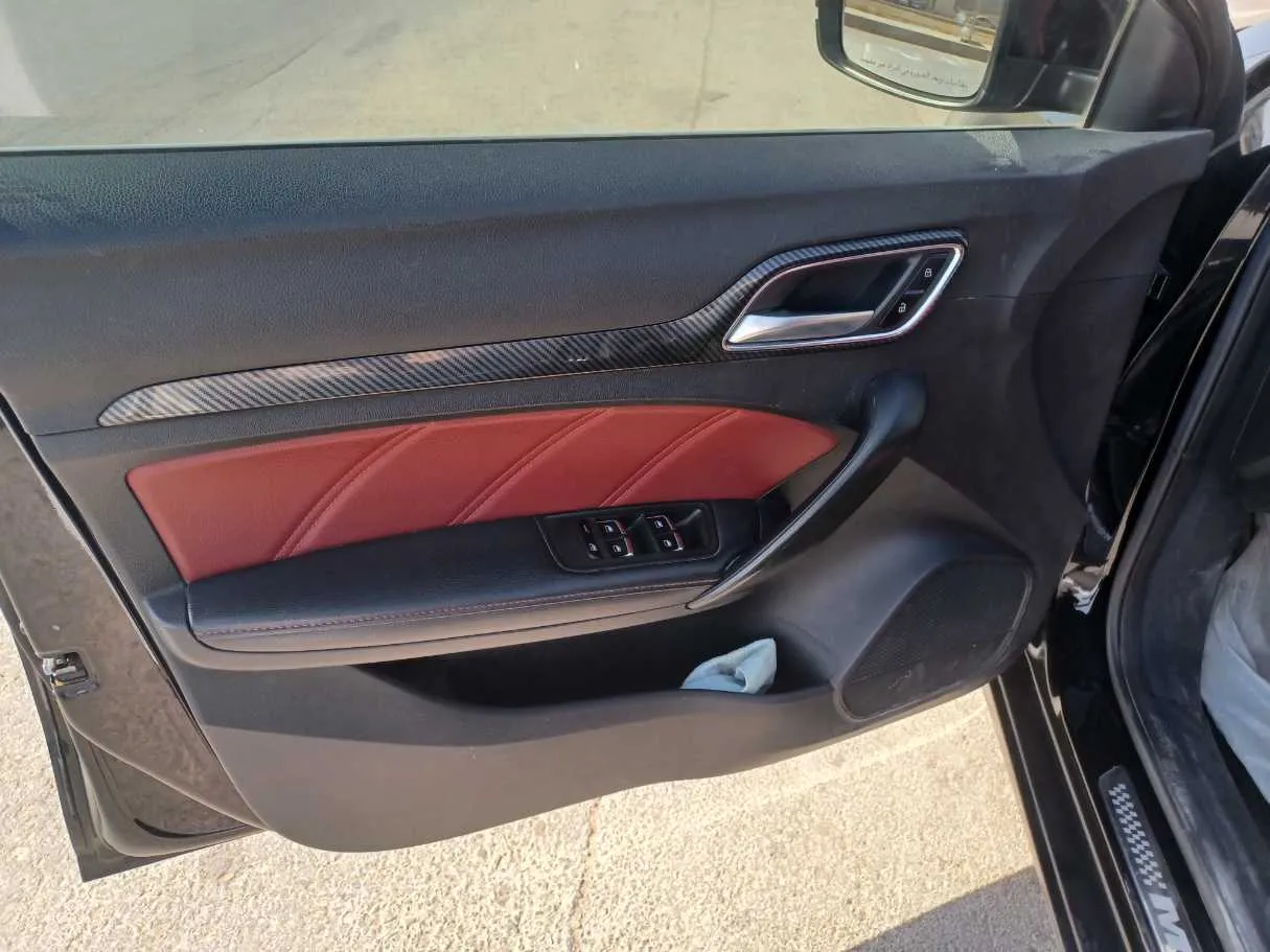 Car image 10