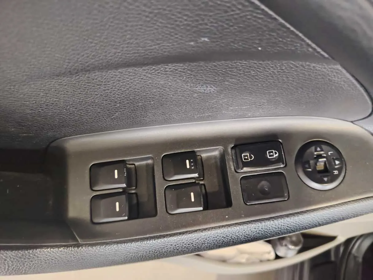 Car image 26