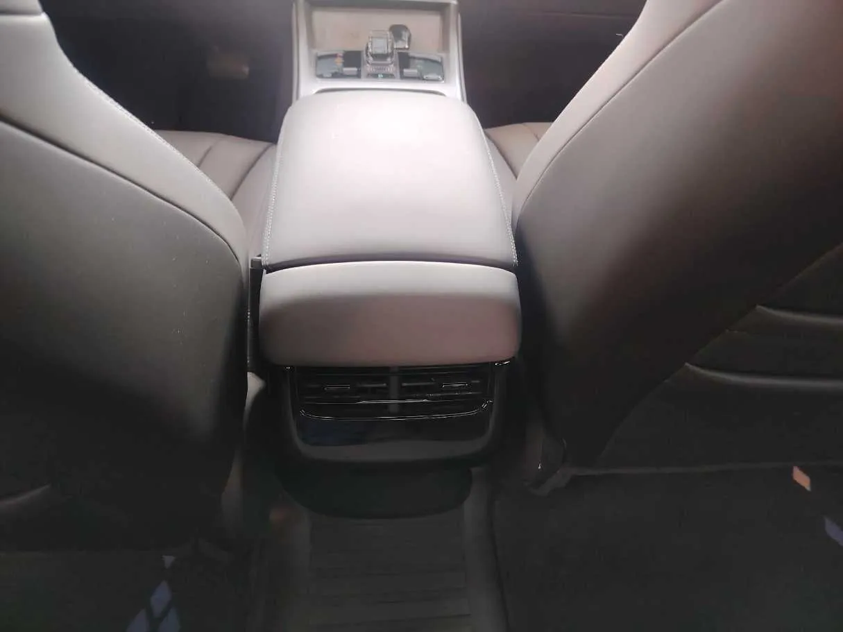 Car image 32
