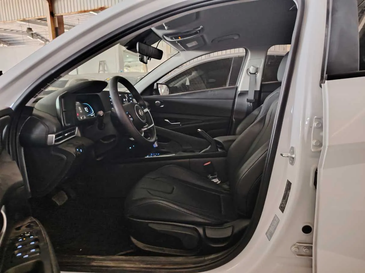 Car image 11