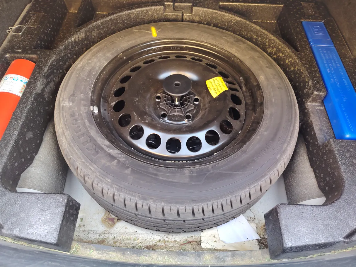 Car image 30