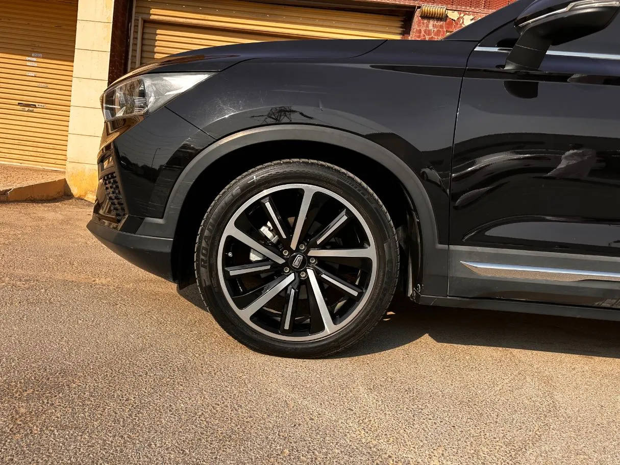 Car image 9