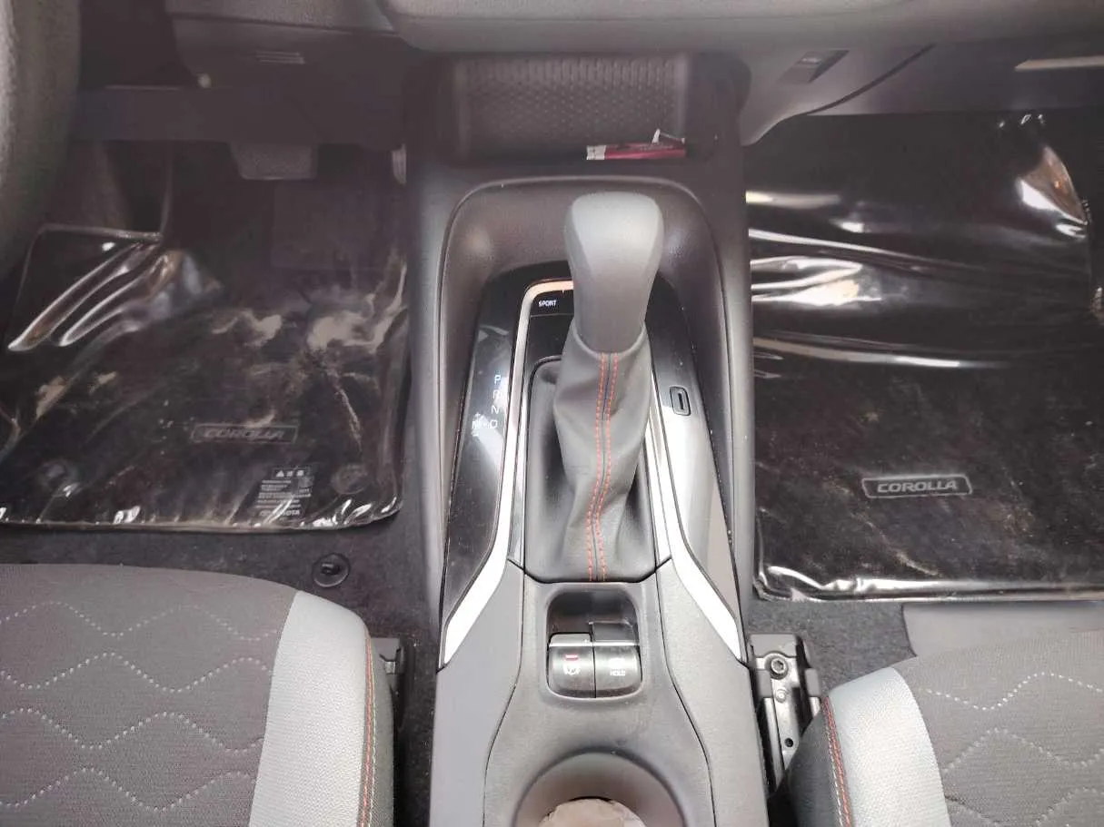 Car image 14