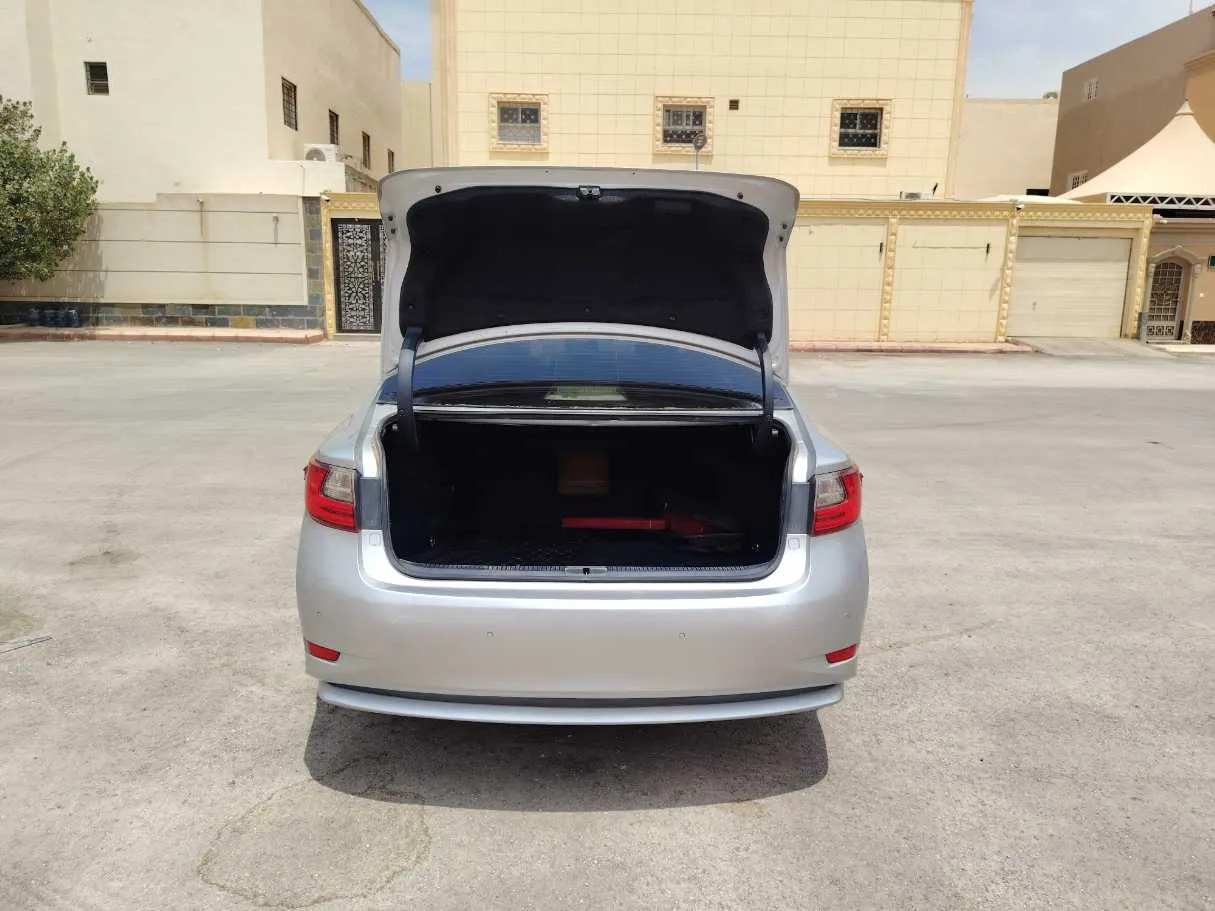 Car image 25