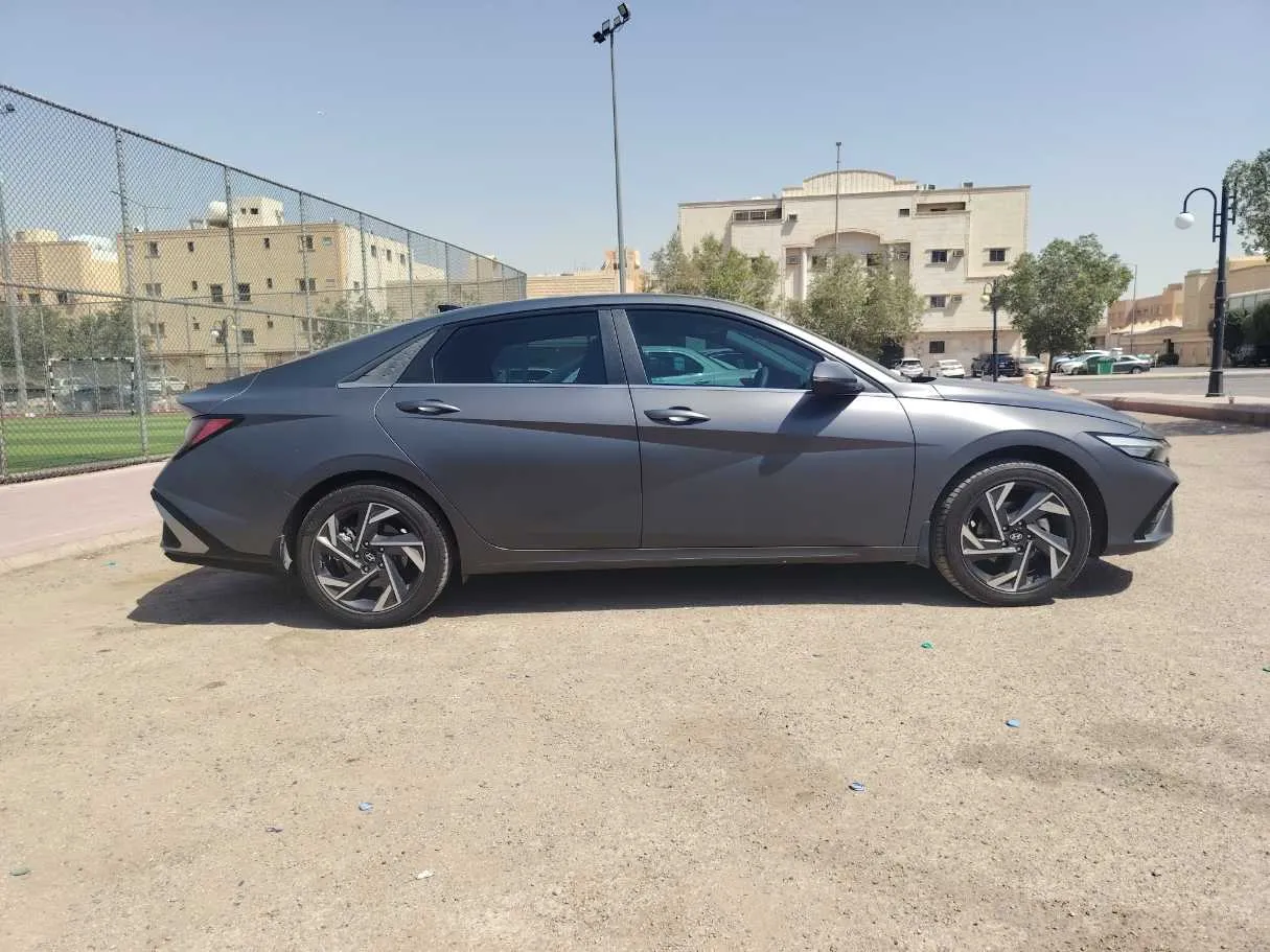 Car image 4
