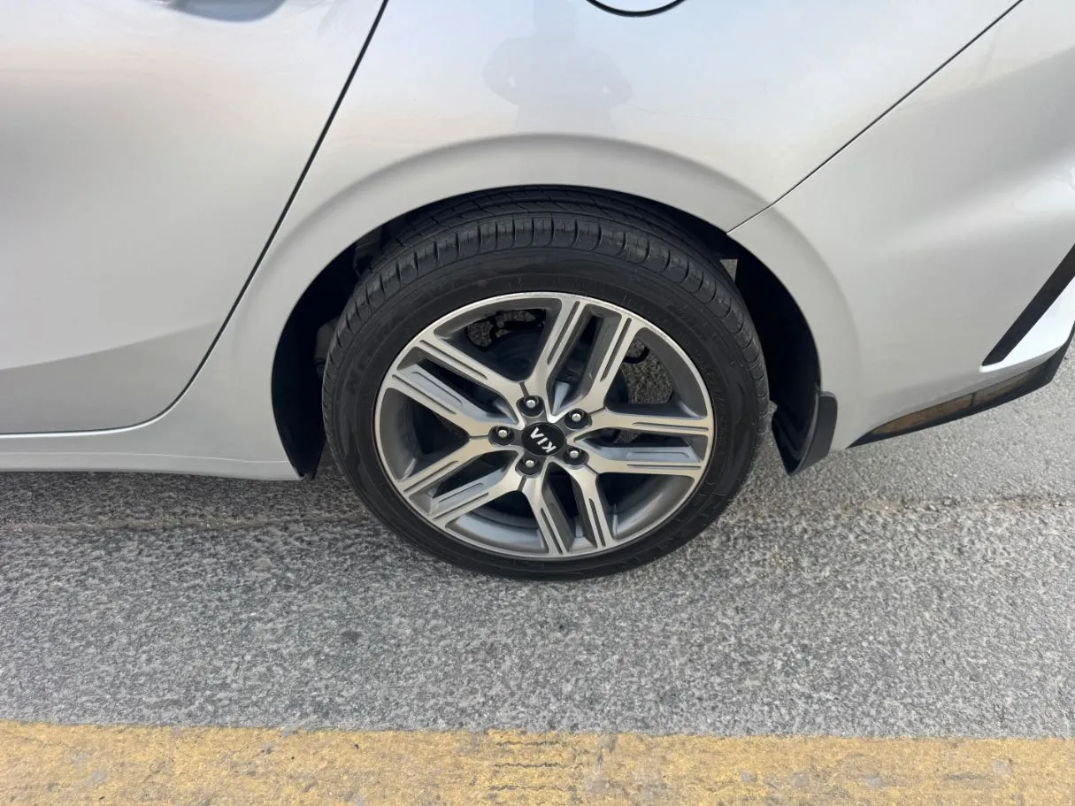 Car image 9