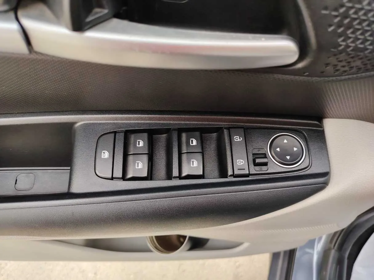 Car image 26