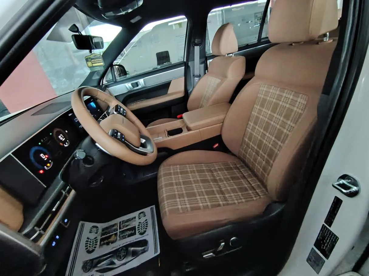 Car image 13