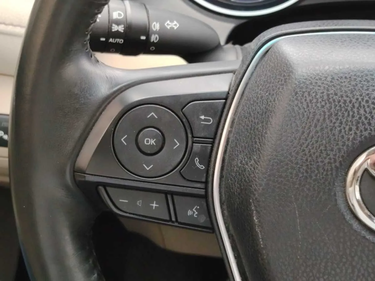 Car image 25